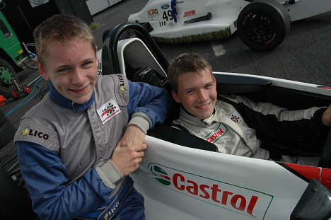 Teamkammeraterne Jesper Egebart (t.v.) og Søren Mosebo er i en duel om bronzemedaljen i Formel Ford.